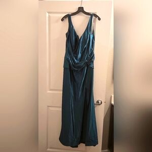 Galina Signature Green Maxi Gown with Sleeveless Design for Prom or wedding